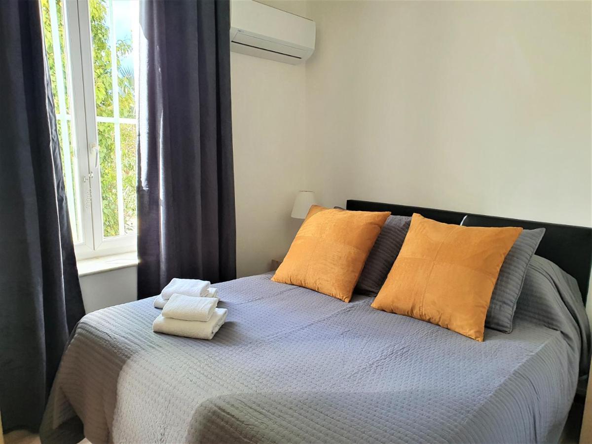 Bed and Breakfast Domaine De L'Aufrene Йер Экстерьер фото